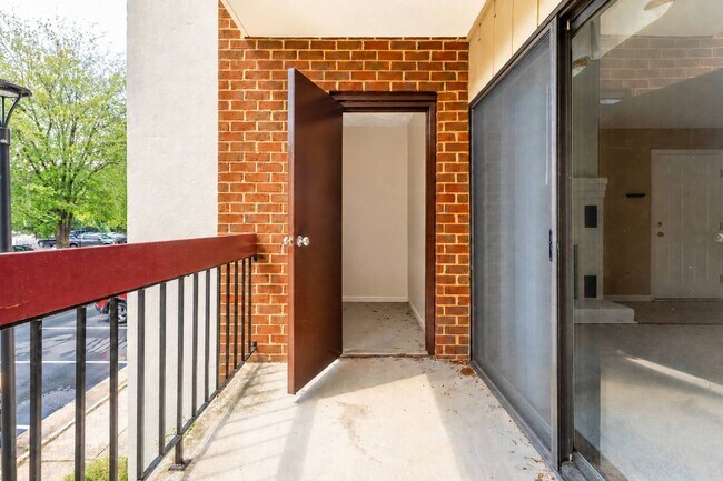 Building Photo - 4003 Governors Square