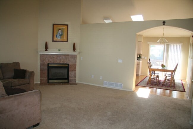 Building Photo - Beautiful 4 Bedroom Ranch Style Home Avail...
