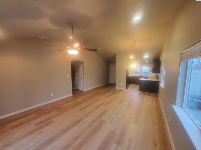 Building Photo - Kennewick Rambler with 3 Car Garage