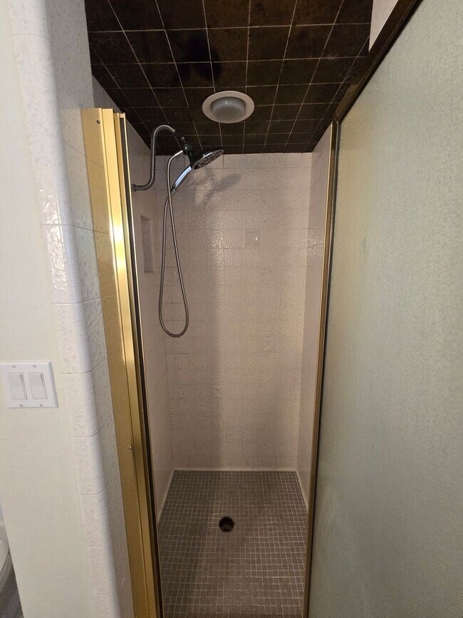 Building Photo - Popular West Linn! Tons of Space and great...