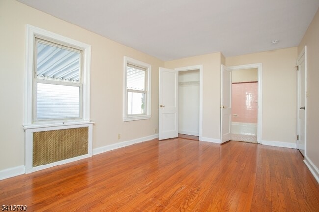 Building Photo - 27 Ashwood Ave