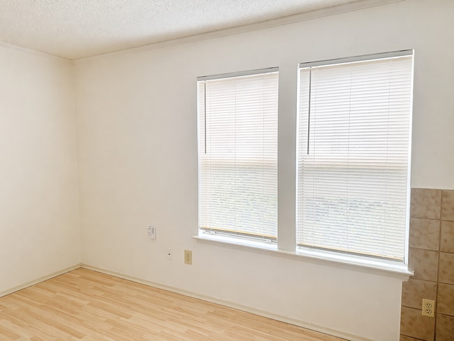 Building Photo - AVAILABLE NOW; APPLY ON OUR WEBSITE TODAY!!! - 2 WEEKS FREE!!