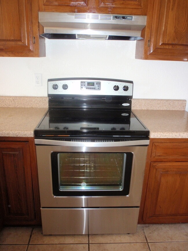 Building Photo - COMING SOON: Three Bedroom Home for Rent