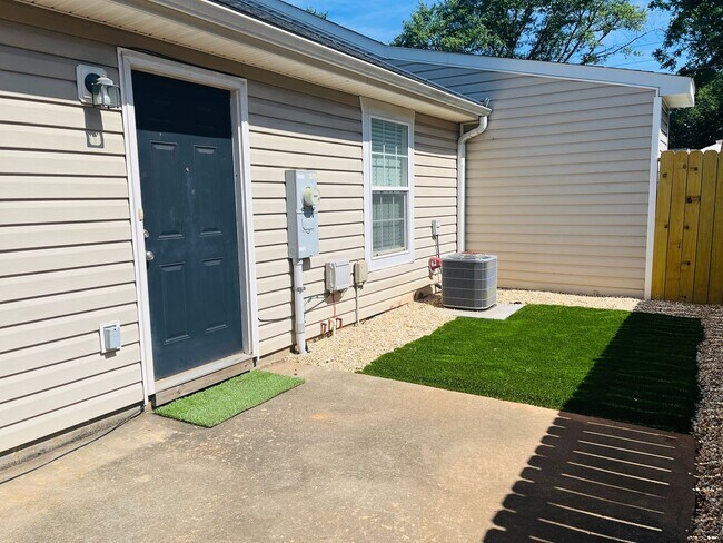 Building Photo - Wow! Check out this charming 3 bedroom 2 b...