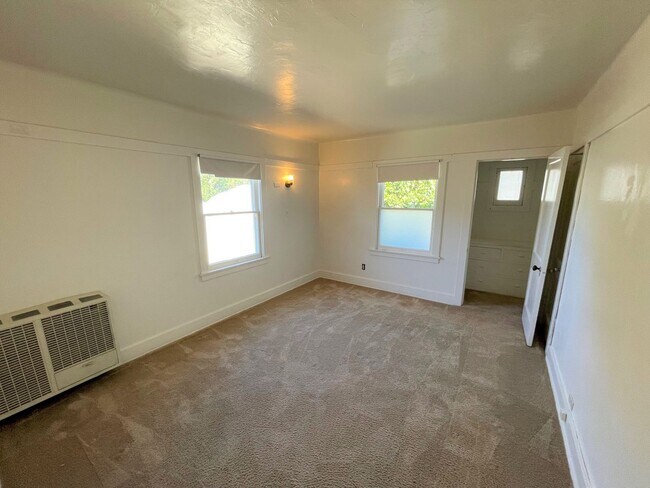 Building Photo - 1093 E Main St