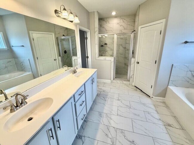 Building Photo - 5 BR 3 full bath home now Available in Walls MS