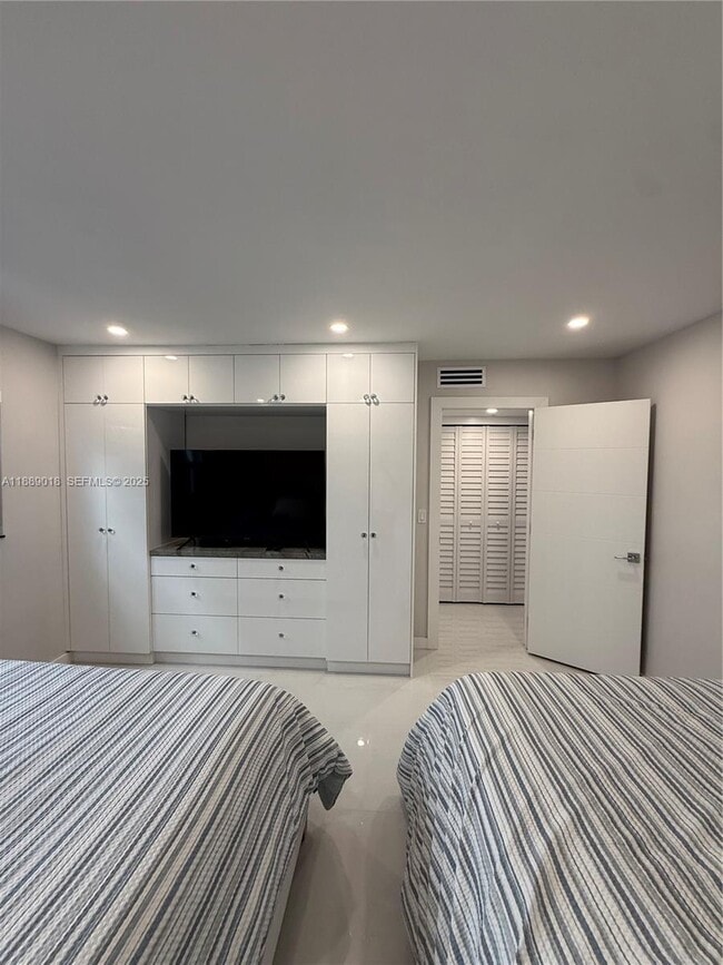 Building Photo - 901 S Surf Rd