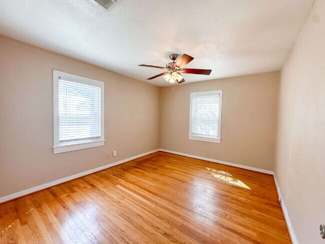 Building Photo - 2-bedroom, 1-bath home in Maxey Park!