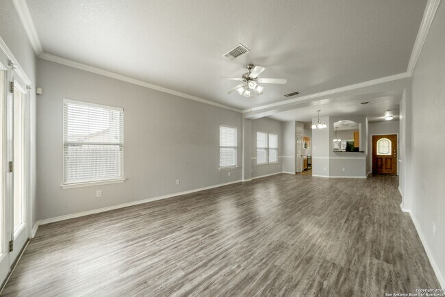 Building Photo - 4 bedroom, 2 1/2 bath located in Lakeview ...