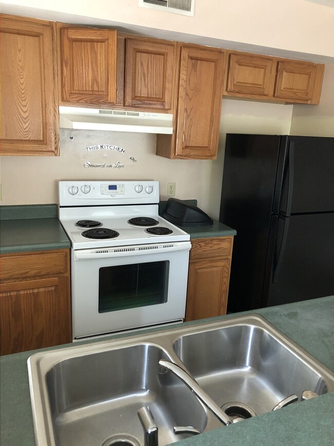 Building Photo - Townhome For Lease!!