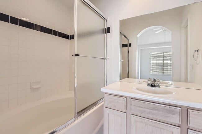Building Photo - Evolve Real Estate: Spacious 2 Bedroom + L...