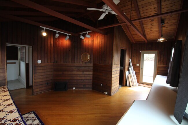 Building Photo - 1010 Tourmaline St