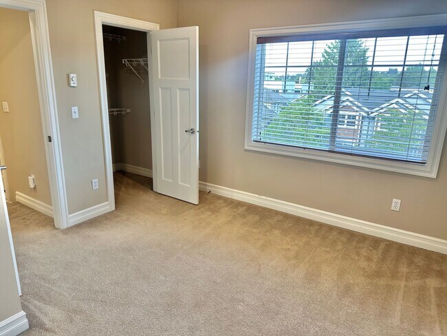 Building Photo - Beautiful 3 bed/2.5 bath townhome in North...