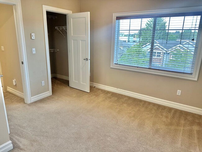 Building Photo - Lovely 3 bed townhome in desired Licton Sp...