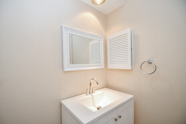 Building Photo - 1643 Beaconshire Rd