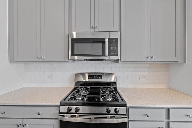 Building Photo - 130 Paramount Dr