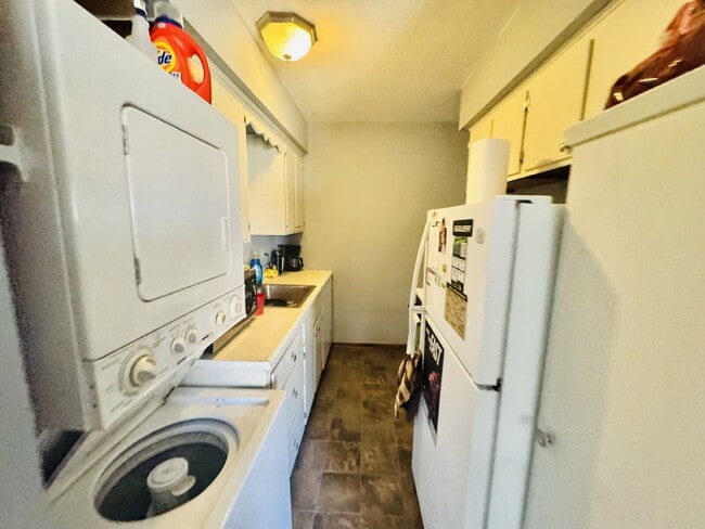 Building Photo - Charming 2-Bed Townhouse in St. Louis Park - Your Cozy Home Awaits!