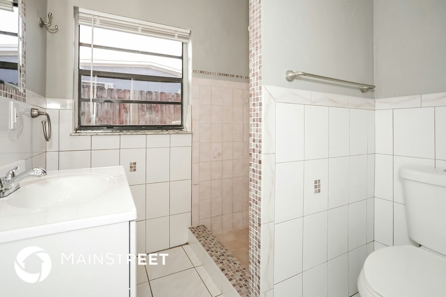 Building Photo - 5835 SW 117th Ave