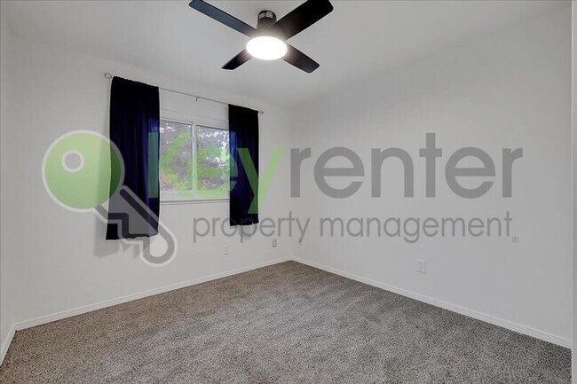 Building Photo - 1330 Kingswood Dr