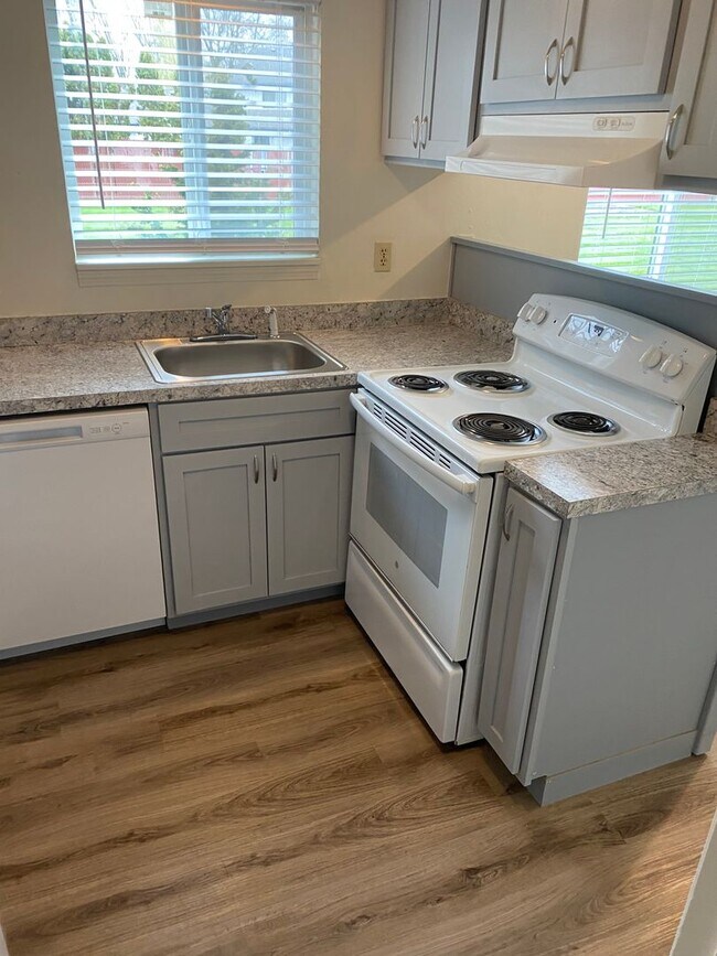 Building Photo - (905) Draper Arms Apartments - 2 Bedroom / 1 Bathroom (UPDATED)