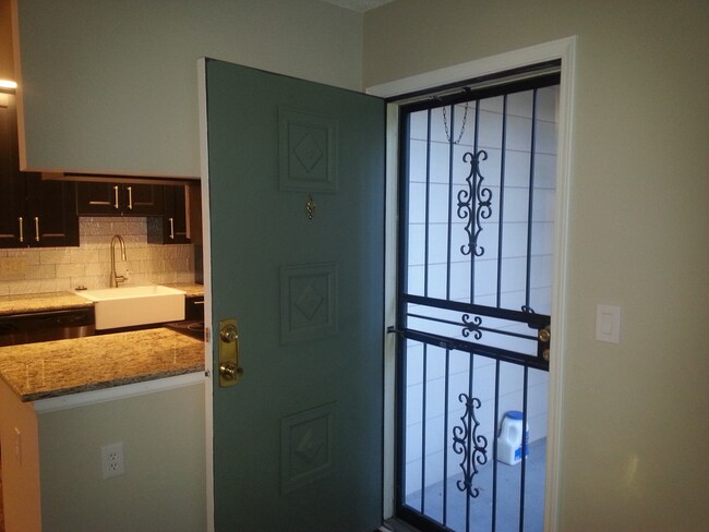 Building Photo - Newly renovated 1 Bed/1 Bath Condo near Lo...