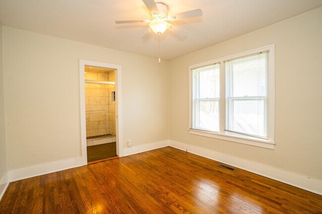 Building Photo - Updated 2 Bed, 1.5 Bath in Tulsa!