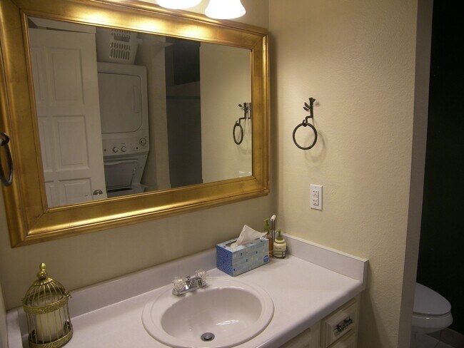 Building Photo - 3 Bedroom with a Summer Pool - Across from Champion Golf!