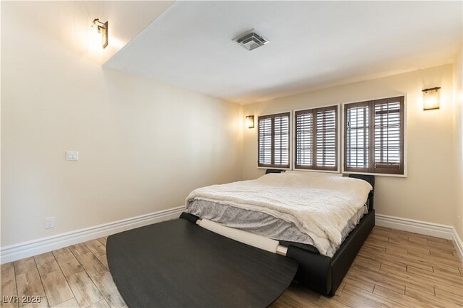 Building Photo - 2845 Queens Courtyard Dr