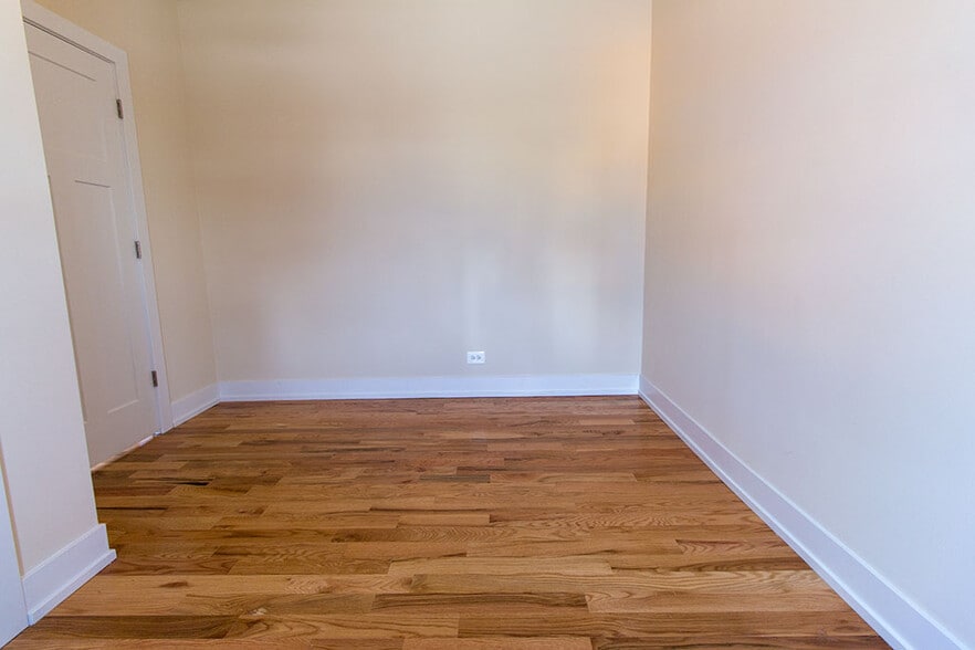 Building Photo - 909 W Cornelia Ave