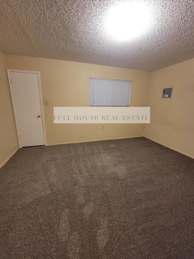 Building Photo - 1825 Mary Ellen St NE