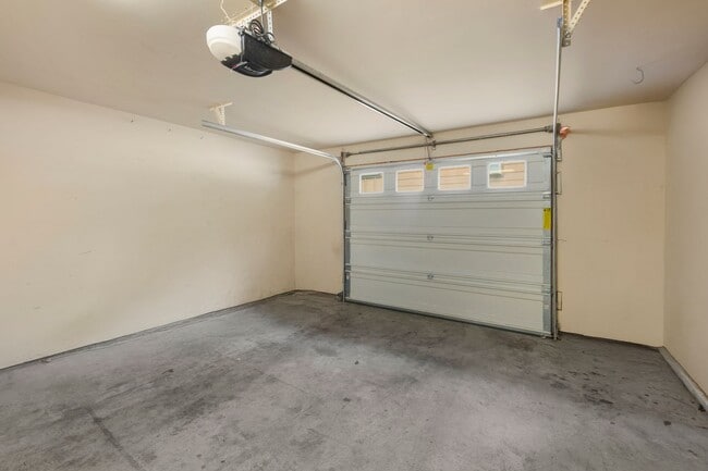 Building Photo - West Seattle - Large Bright 2 Bedroom 1.75 bath Delridge Townhouse