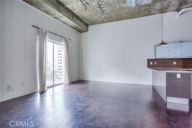 Building Photo - 645 W 9th St