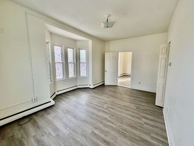 Building Photo - Bright Three Bedroom Apartment with Architectural Charm!