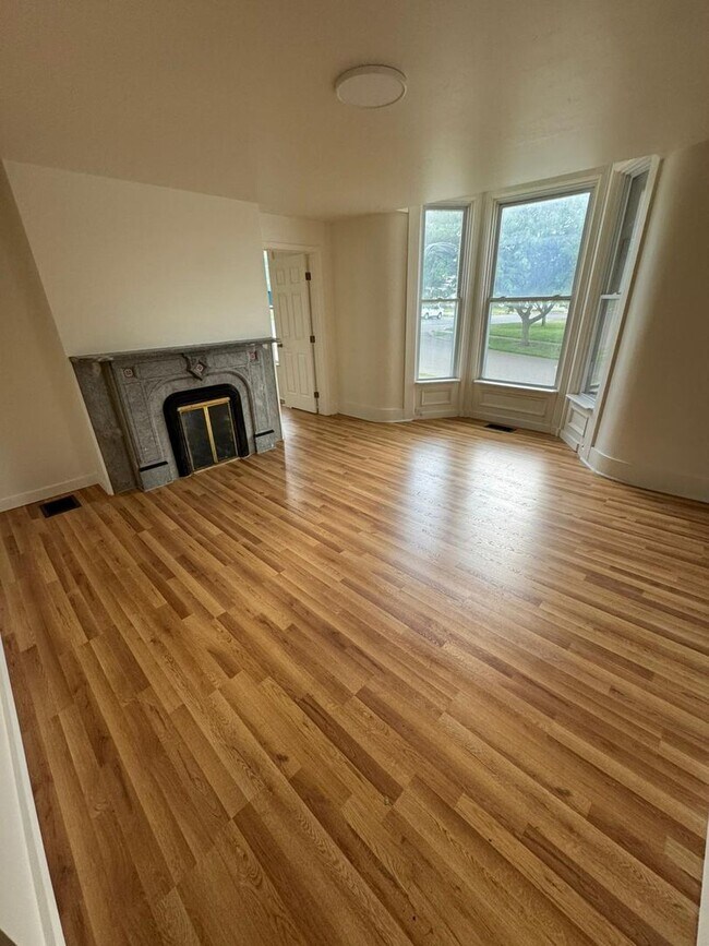 Building Photo - West 2nd Street Duplex