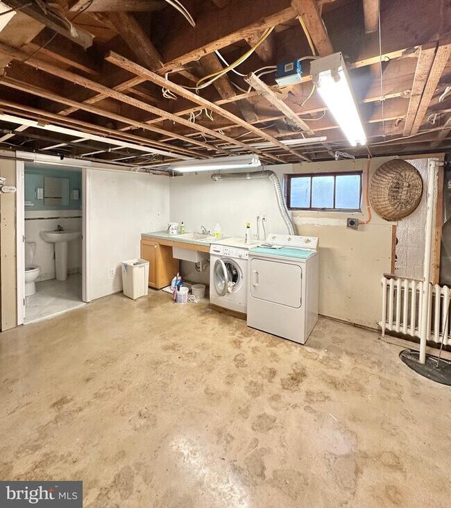 Building Photo - 2508 Davis Ave
