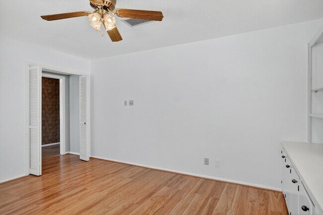 Building Photo - 3210 Cimmaron Ave