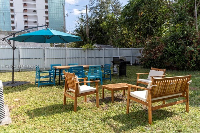 Building Photo - 260 NE 45th St