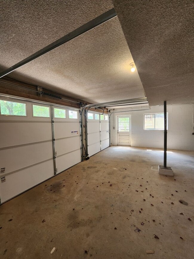 Building Photo - East Asheville Rental!