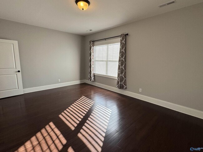 Building Photo - 5 Brown Tulip Dr