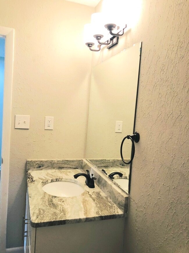 Building Photo - STUNNING 3 BEDROOM END UNIT TOWNHOUSE just off gate of Little Creek!!