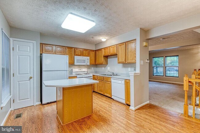 Building Photo - 27 Silver Birch Ct