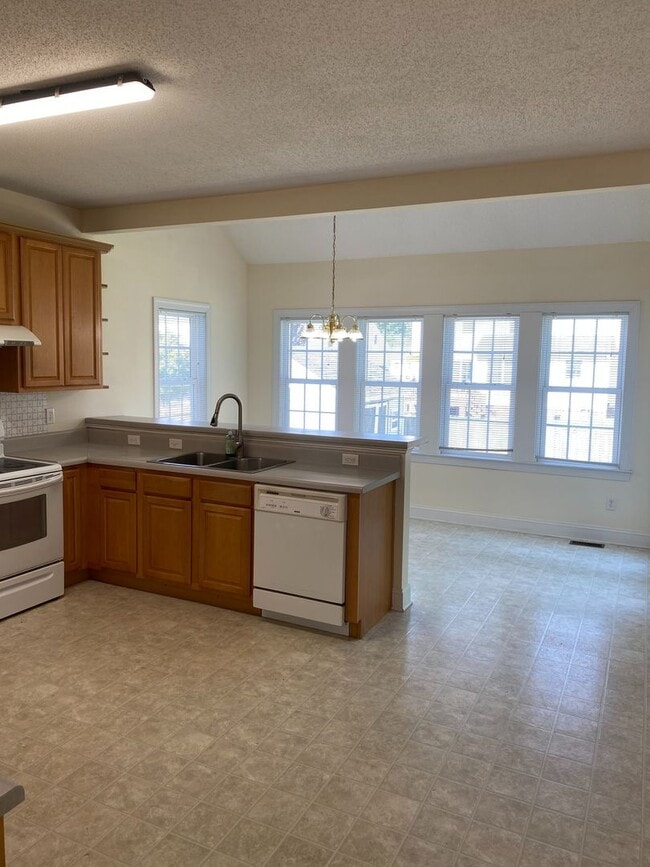 Building Photo - Stunning 4bdrm/2.5bth Home w/Loft Located ...