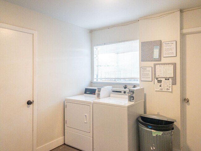 Building Photo - BRIGHT Remodeled Downtown 1BR/1BA Flat! Pa...