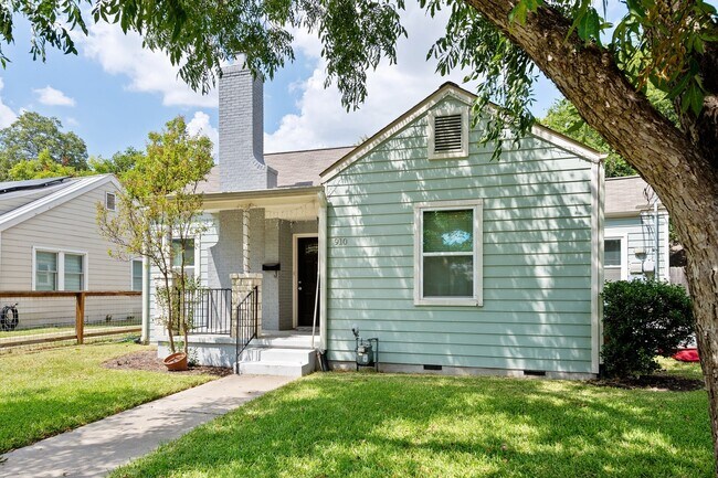 Building Photo - UT PRE-LEASE: 4 bed / 2 bath North Campus ...