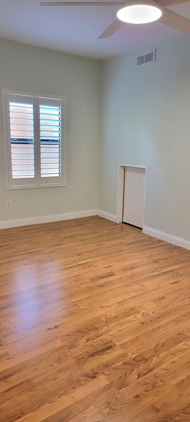 Building Photo - 323 Sandtree Dr