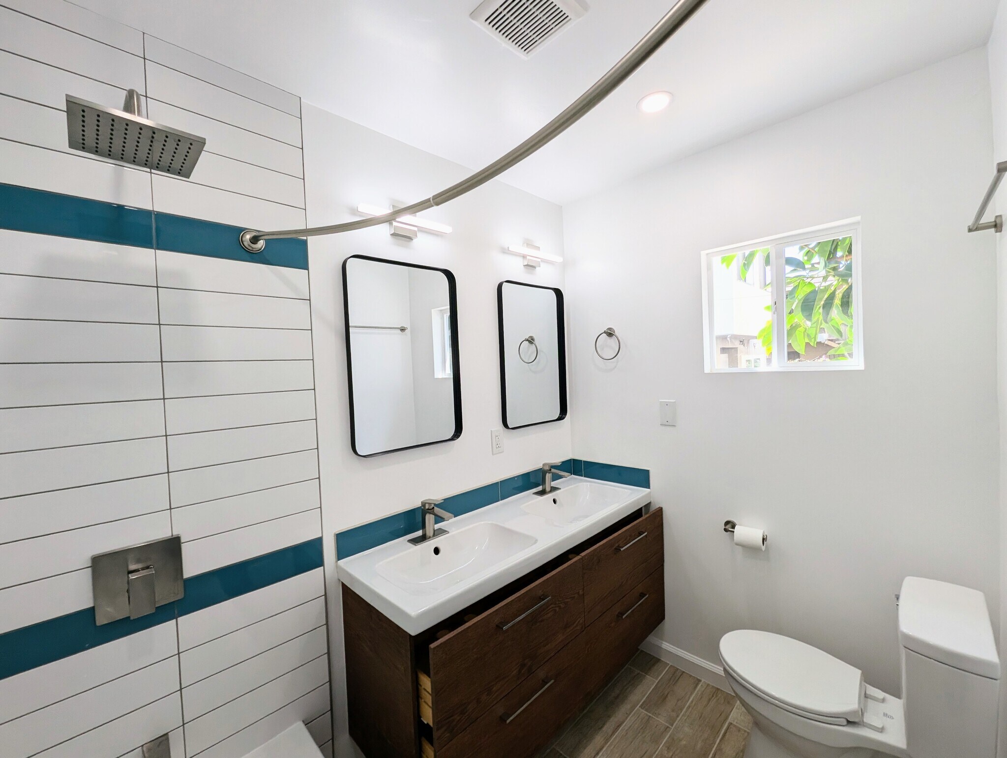 Building Photo - 2125 Carmona Ave