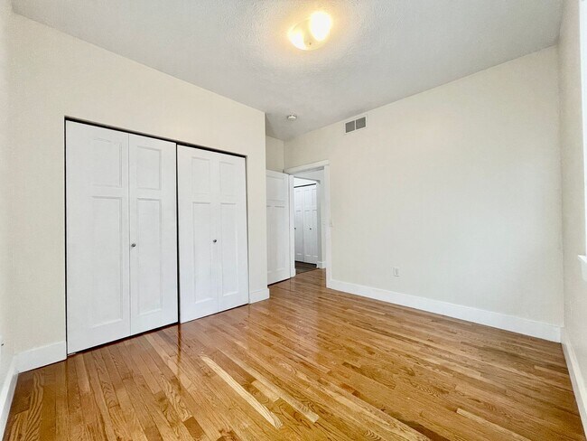 Building Photo - Four Bedroom Home in Eastown
