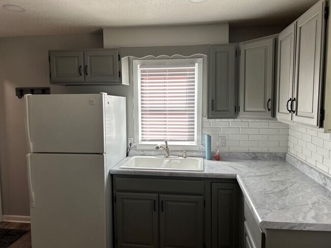 Building Photo - 108 N Lowell Ave