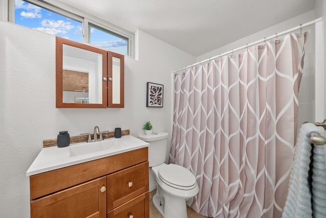 Building Photo - Exceptional 4 bedroom, 3 baths + loft, 2 s...