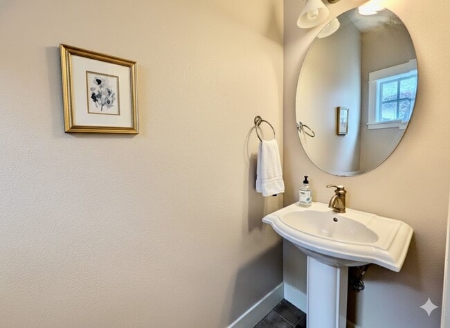 Building Photo - Luxury Townhome in Lake Oswego’s Coveted First Addition | Garage Included!